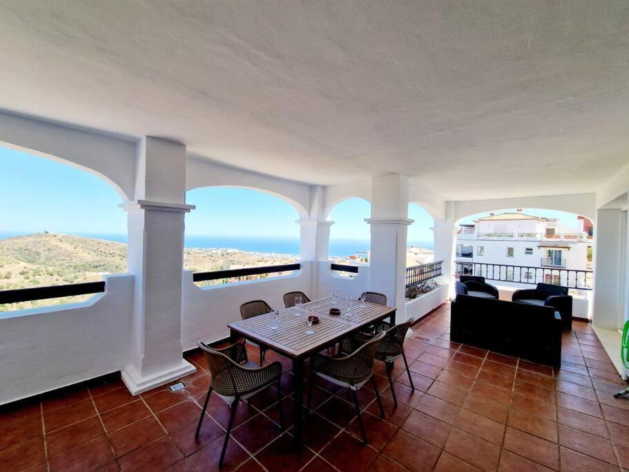 Las Palmeras Seaviews 미하스 외부 사진