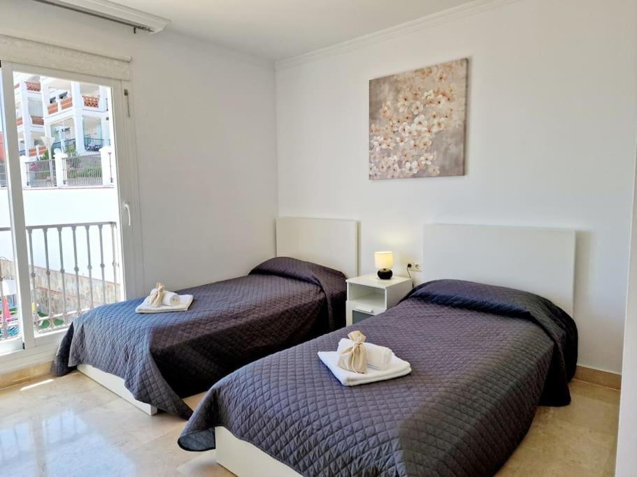 Las Palmeras Seaviews 미하스 외부 사진