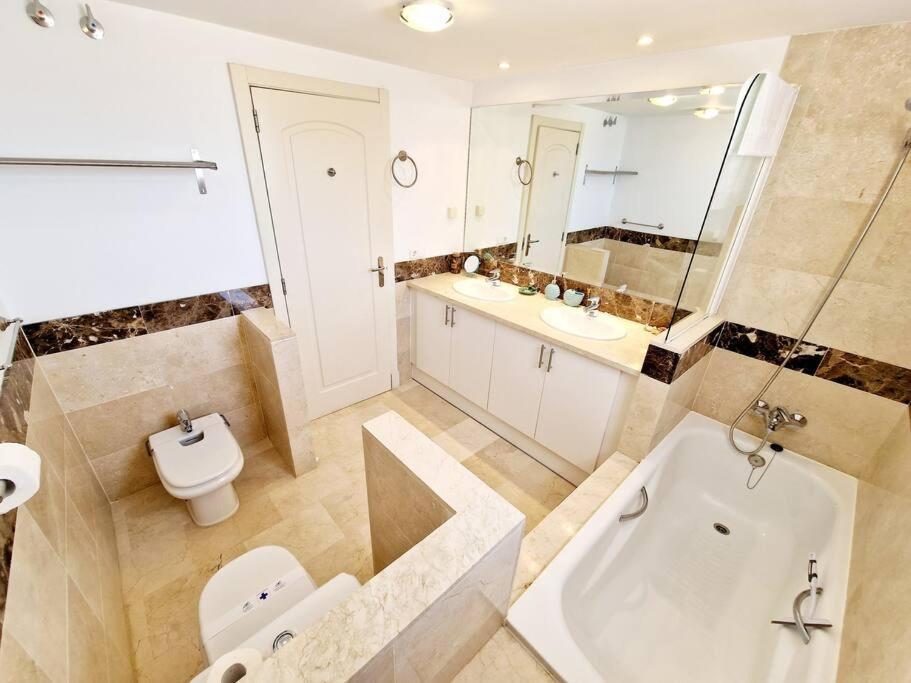 Las Palmeras Seaviews 미하스 외부 사진