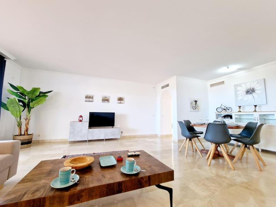 Las Palmeras Seaviews 미하스 외부 사진