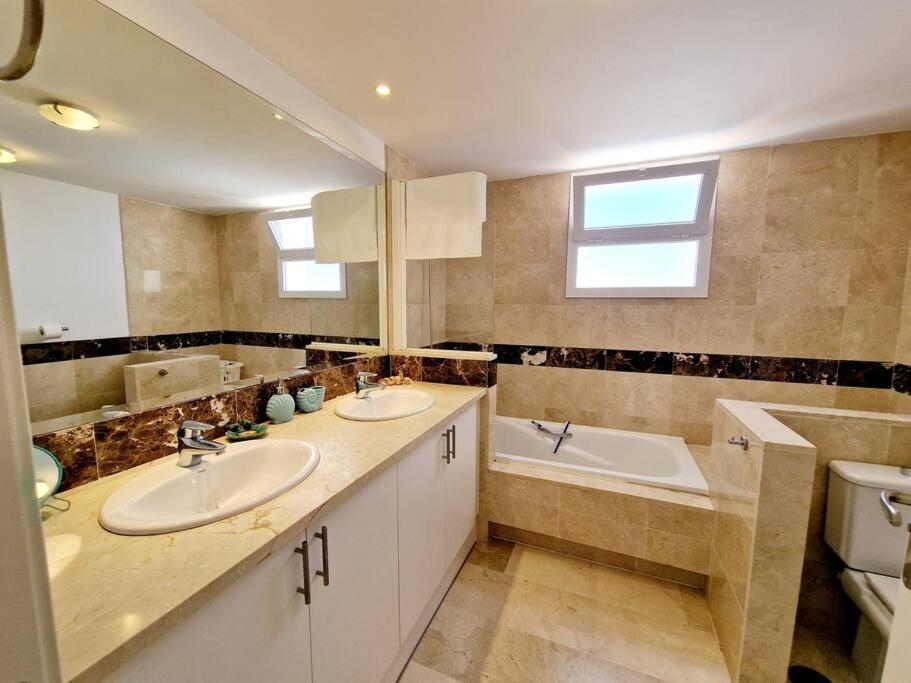 Las Palmeras Seaviews 미하스 외부 사진